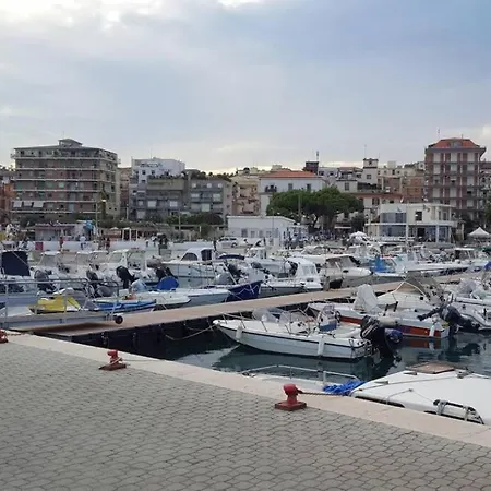 Casa Di Rino Lungomare Lega Navale Fronte Spiaggia 公寓 *